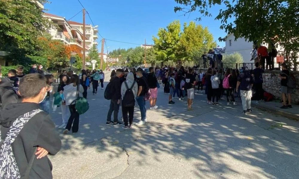 Κορονοϊός: Μάσκες και σε εξωτερικούς χώρους στα Τρίκαλα